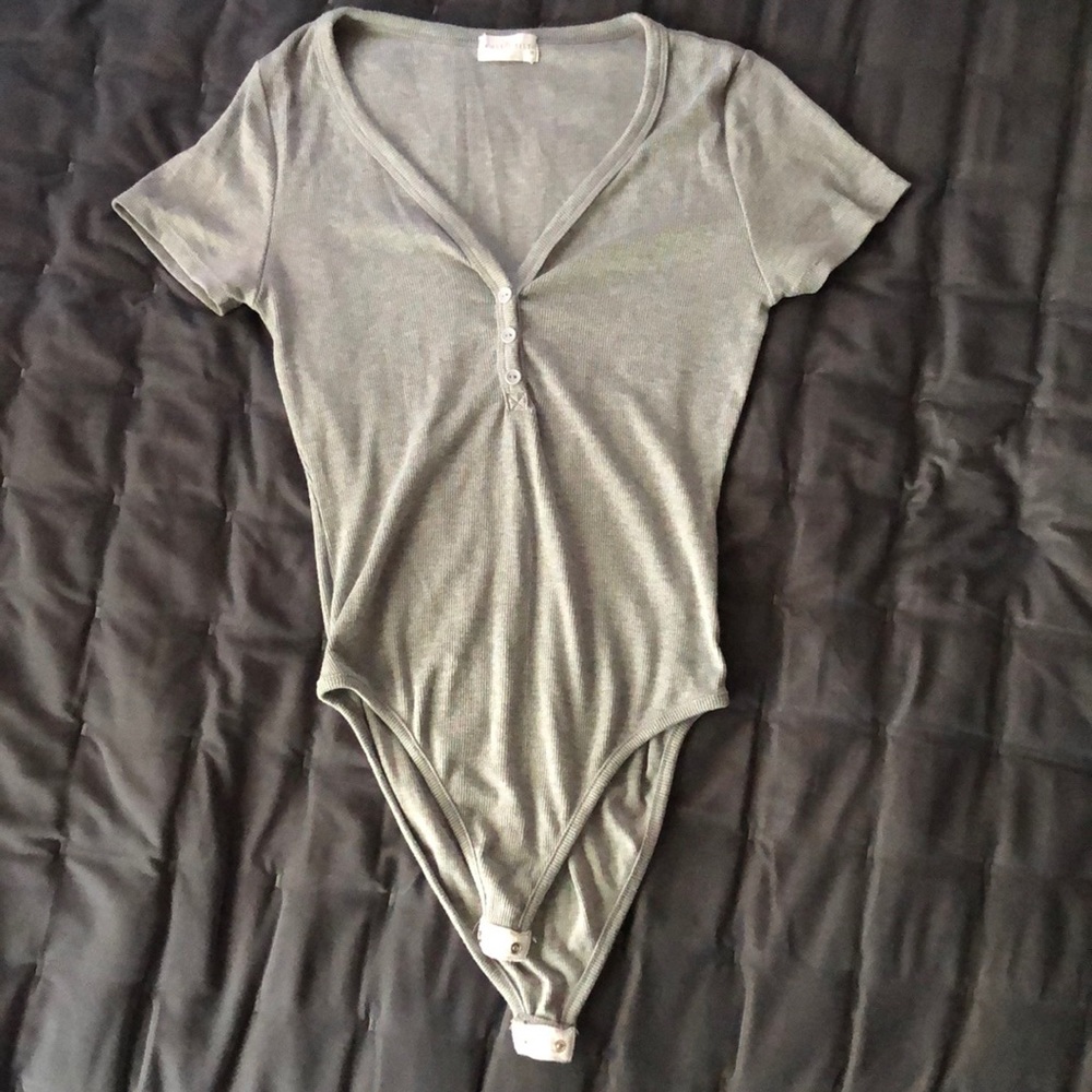 Grey body suit🖤